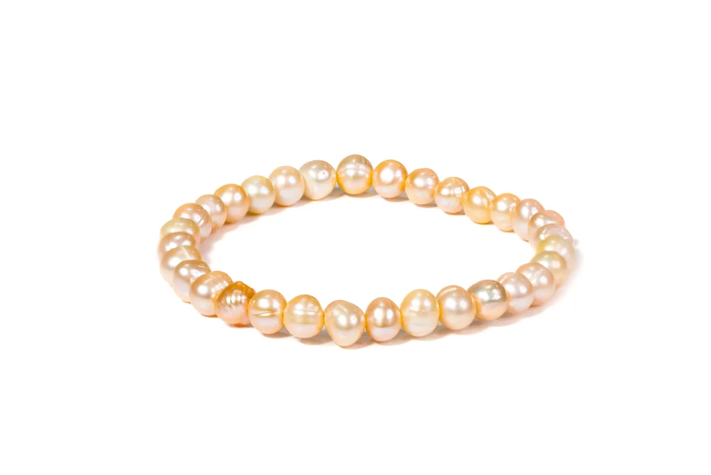 Pearl bracelet in light salmon color